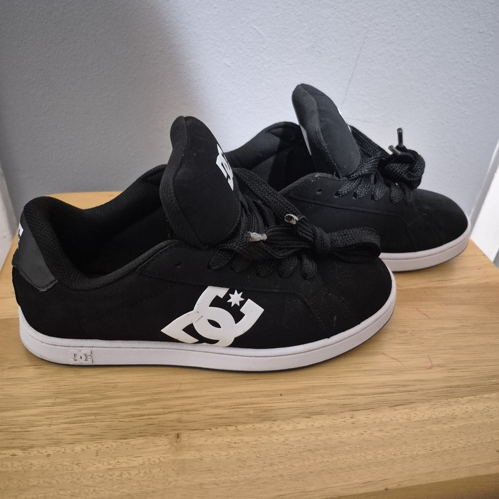 DC Striker 2XL Men's Black Suede Skateboarding Shoes Sz 7.5